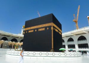 mecca-saudi-arabia-the-holy-kaaba-pilgrims-M2XEJLY.jpg